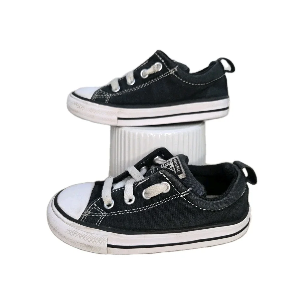 Converse Low Top Sneakers For Kids Size UK8 In Black And White. Has Elastic Band